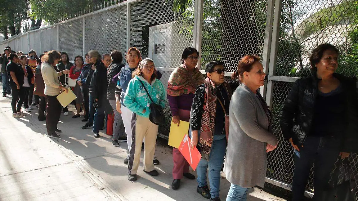 mujeres adultas mayores hicieron fila afuera del módulo del Programa del Bienestar